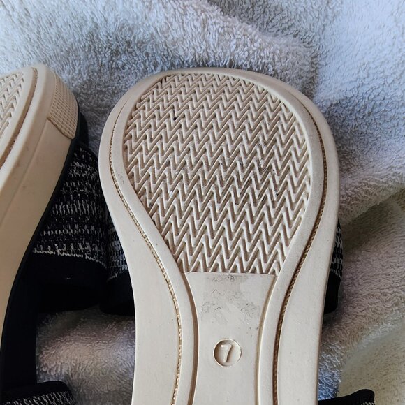 NWOT EILEEN FISHER STRETCHY FABRIC BLACK/WHITE KNIT SANDALS SIZE 7M - Picture 7 of 11